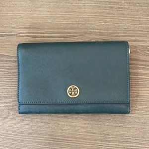 Tory Burch green wallet on chain